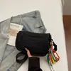 Bolsa feminina quadrada pequena simples com decoração de franja bolsa de ombro único transversal bolsa da moda casual versátil para trabalho e viagens diárias