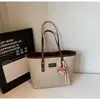 Bolsa Tote Grande Casual e Fashion para Mulheres 2025 Nova Retro Grande Capacidade Bolsa de Ombro Roupas Casuais de Trabalho Bolsa de Axila Tendência