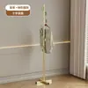 Cabideiro de Metal Simples para Apartamentos Pequenos, Cabideiro Criativo de Chão, Rack Pequeno Moderno com Base de Laje de Pedra