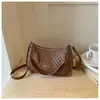 Bolso de media luna simple de moda de nicho con textura tejida vintage, nuevo modelo 2026 para el trabajo y los desplazamientos, bolso de hombro y cruzado para mujer