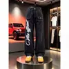 Jeans streetwear leve estilo americano com estampa de graffiti de asas e costura aparente, calça unisex de perna larga curva multibolsos comprimento total