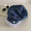 Gorra octogonal de mezclilla estilo vintage para mujer, con adornos de encaje y botones, linda y favorecedora para el rostro, con un aspecto suave y desgastado.