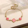 Pulsera de Moda de Trébol de Cuatro Hojas y Tres Flores de la Suerte para Hombres y Mujeres, Diseño de Nicho Versátil de Lujo Ligero, Sensación de Alta Gama, Elegante Joyería de Acero de Titanio