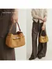 Coleção Outono/Inverno 2026: Bolsa tote simples e minimalista feita de couro genuíno, com fecho de cadeado, design de mini bolsa balde e um estilo versátil adequado para carregar no ombro ou na mão, perfeita para o dia a dia.