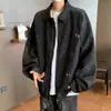 Chaqueta retro de estilo americano con remaches y pliegues, nueva colección primavera/otoño para hombre, moderna y elegante, con un ambiente único y sofisticado