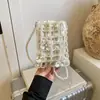Bolsa Transversal de Pérolas Tendência e Única 2026 Design Vazado Mini Bolsa para Celular Versátil Moda de Luxo Leve Bolsa Quadrada Pequena com Contas