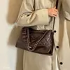 Bolsa de ombro acolchoada de outono para o dia a dia, bolsa transversal para mulheres, leve, nova moda, versátil, 2026, grande capacidade, com corrente