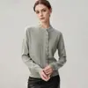 La nueva colección de otoño e invierno de la estación europea presenta un color liso, cuello alto, diseño de crochet calado y un lujoso y suave cárdigan de punto de cachemira.