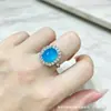 Anillo de calcedonia azul cabujón de lujo con engaste completo de diamantes, anillo para mujer con piedra preciosa incrustada en plata, moda vintage con un toque de alta gama, ajustable