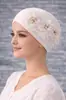 Sombrero Turban Plisado Estilo Primavera y Otoño con Tres Flores y Decoración de Perlas, Sombrero de Mujer Moderno y Versátil J5
