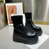 Botas Casuais Femininas Elegantes Versáteis de Solado Grosso Aumentadoras de Altura Petite Elásticas Slim 2025 Novo Estilo Botas Curtas Emagrecedoras Aumentadoras de Altura para Mulheres