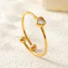 Nuevo Anillo de Acero de Titanio con Acabado de Alta Gama, Anillo de Lujo Ligero, Venta al por Mayor de una Sola Pieza, Anillo de Moda Versátil para Mujeres, Venta al por Mayor de Anillo para Dedo Índice