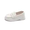 Zapatos infantiles de moda 2026 nuevo modelo cómodos mocasines sin cordones para niños zapatos casuales versátiles de cuero
