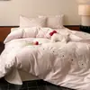 Bordado em Toalha Algodão de Fibra Longa Acetinado 100S Conjunto de Roupa de Cama de Quatro Peças 100% Algodão Capa de Edredom 100% Algodão Lençol Universal para Todas as Estações Estilo com Elástico