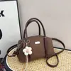 Bolsa de mão estilosa e única para mulheres, coleção outono 2026: uma bolsa de ombro retrô, casual e moderna, perfeita para o trajeto diário.
