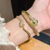 Pulseira Banhada a Ouro Real 18K com Zircônia em Formato de Cobra Pulseira Estilo Palácio Retrô Europeu e Americano Luxo Acessível Joias de Alta Qualidade Atacado