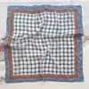 2026 Verão Novo Estilo Lenço de Seda Artificial Decoração de Blusa Lenço Quadrado Pequeno Estilo Europeu Bloqueio de Cor Geométrico Lenço de Cabeça Elegante da Moda