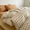 Conjunto Simples de Quatro Peças com Tecido Novo Anti-Amassado Xadrez para Camas de Apartamento, Capa de Edredom para Estudantes, Conjunto de Uma ou Três Peças para Uso Doméstico de 1,5m