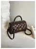 Bolso pequeño de alta gama, elegante y retro con estampado de diamantes para mujer, perfecto para el comercio electrónico transfronterizo; un bolso cuadrado pequeño de moda que se puede llevar en la mano, usar al hombro o cruzado