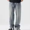 Jeans de cor clara, simples, de perna reta para homens, adequado para primavera e verão, com caimento solto e um design moderno e fluido