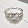 Anillo de Moda Nuevo Transfronterizo con Forma de Corazón, Anillo para Mujer con Forma de Corazón, Joyería de Mano Simple Incrustada con Diamantes, Estilo de Pareja, Circón para Viajeros