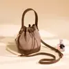 Bolso Cubo Pequeño para Mujer, Estilo de Alta Gama, Nuevo Bolso Cubo de Mercado Nicho 2025, Bolso de Mano Súper Popular, Bolso Cruzado para Verano