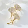 Broche Elegante de Hoja de Ginkgo de Gama Alta Aleación de Cobre Electrochapado en Oro Real Circonio Completo Perla de Agua Dulce Broche Exquisito Ramillete Femenino