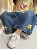 Nuevos Jeans de Cinco Puntas con Cintura Curva de Comercio Exterior para Niños Otoño 2026 Versión Coreana Pantalones de Pierna Ancha Escolares para Niñas Ropa Infantil de Moda