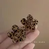 Pendientes Geométricos Metálicos Color Café Maillard Retro Otoño e Invierno Pendientes de Lujo de Gama Alta Accesibles Elegantes de Nicho