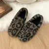 Chinelos de pele de marta com estampa de leopardo para mulheres, novo estilo de inverno 2026, com laço e forro de fleece, adequados para usar com vestidos, e também uma opção confortável para gestantes