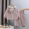 Conjunto de Roupas de Outono para Meninos 2026 Novo Estiloso para Bebê Menina Estilo Coreano Casual Cardigã Manga Longa Conjunto de Três Peças Roupas Infantis