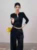 Camiseta base práctica y básica de manga larga con cuello Henley y media botonadura para mujer, adecuada para primavera y otoño, un top de punto acanalado para el trabajo o para usar casualmente