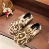 Nuevos zapatos de invierno para mujer con suela blanda y peludos, zapatos de algodón para mujer con estampado de leopardo, zapatillas de moda 2026, elegantes de lana de cordero
