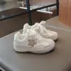 Tênis esportivos infantis para meninas, sapatos de treino alemães respiráveis com sola macia, sapatos brancos estilo primavera e outono, tênis casuais com padrão de estrelas retrô para meninos