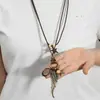 Collar de cuerda de piel de vaca de doble capa con plumas en relieve, estrellas de mar y cuentas de madera, cadena larga vintage para suéter con múltiples colgantes, joyería estilo bosque al por mayor