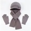 Conjunto de tres piezas para mujeres de mediana edad y mayores: gorro de punto grueso y cálido de otoño e invierno, gorra de béisbol de pelo de conejo, bufanda y guantes