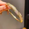 Pulsera Platinada en Oro Real de 18K con Circonita Oval Plisada Estilo Coreano Simple Versátil Pulsera Lujo Ligero Sensación de Alta Gama Joyería de Mano para Mujeres