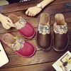 Chinelos de Algodão Masculinos de Inverno para Casa Indoor Femininos Impermeáveis de Couro PU Sapatos de Confinamento Antiderrapantes Quentes Chinelos de Couro para Casal