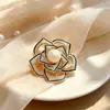 Broche Camelia Hueca Francesa Tridimensional Exquisito Diseño de Alta Gama Temperamento Estilo Pequeño Fragante Accesorios de Pin Simple para Mujer