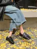 Mules Planas com Franjas Estilo Europeu Retrô para Mulheres 2025 Novo Estilo Meio Chinelos Fechados com Escultura Sapatos de Couro Estilo Britânico