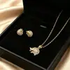 Conjunto de pendientes y collar Xuping estilo vintage de nicho europeo y americano transfronterizo, conjunto de joyería elegante de aleación de cobre, venta al por mayor y hecho a medida