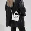 Roupas e Bolsas de Personalidade de Nicho Estilo Coreano Transfronteiriças para Mulheres 2026 Nova Moda Casual Simples Bolsa de Ombro Transversal