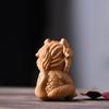 Adornos Yuan Bao Long tallados en madera de sándalo dorado de boj sudamericano, adornos de madera maciza, artesanías, amuleto Nafu de la suerte de mano largo.