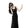 Vestido longo sem mangas de malha com listras pretas e camélias, estilo luxo leve, coleção primavera-verão 2026, com forro interno.