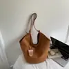 Bolsa de Grande Capacidade Feminina Nova Outono e Inverno Moda Retro Bolsa de Ombro Nicho Versátil Bolsa Tote para o Dia a Dia Bolsa de Compras
