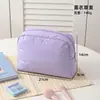 Bolsa de maquillaje de plumón simple de color sólido, ligera y portátil para viajar, bolsa de almacenamiento versátil de mano, bolsa de aseo impermeable multifuncional