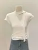 Camiseta Feminina Slim Fit de Manga Curta com Gola Halter Decorada com Fita, Estilo Verão Maduro com Decote Redondo Vazado e Design de Mangas Pequenas Leves