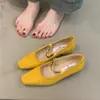 Sapatos de Salto Alto Estilo Fada Suave 2025 Novo Francês Doce e Elegante Moeda de Ouro Bico Quadrado Boca Rasa Salto Grosso Sapatos de Festa