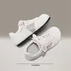 Tênis Brancos Respiráveis de Malha para Mulheres 2026 Verão Novo Bico Redondo Estilo Gato Sapatos de Treino Alemães Tênis Versáteis Coreanos para Estudantes