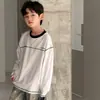 Camiseta Branca de Manga Longa para Meninos Primavera 2026 Novo Estilo Camiseta Básica de Primavera Infantil Top Estiloso para Crianças Maiores Primavera e Outono